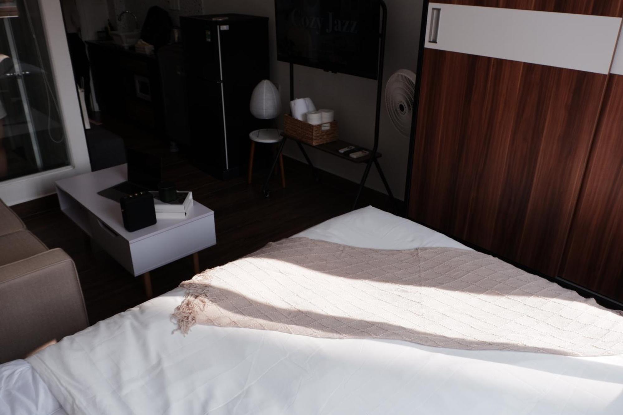 Cozy Minimalist Near Bui Vien Walking Street, District 1 * TP. Hồ Chí Minh